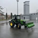 Відвал для прибирання снігу на John Deere 3045b